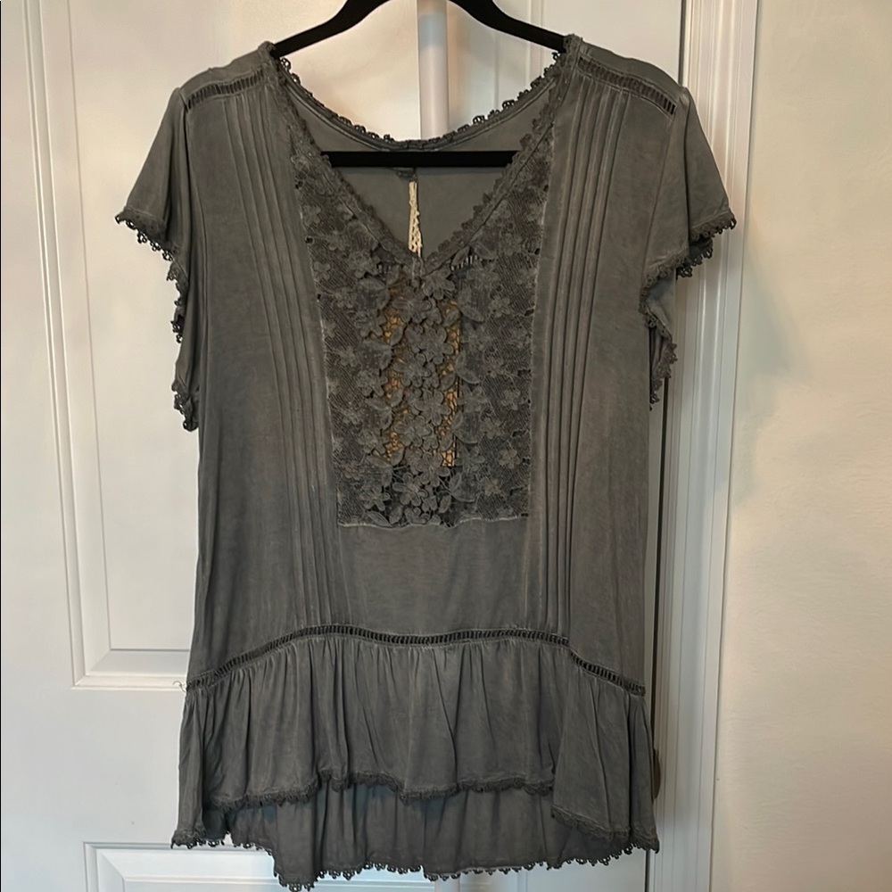 POL Gray Ruffled Short Sleeve Blouse